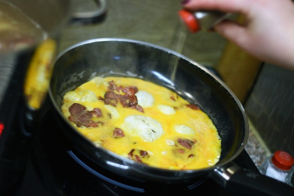 Es ist die Leibhaftige, die hier zubereitet wird: eine Eierspeise, wie es sie besser nicht gibt. Foto: Vil Joda.