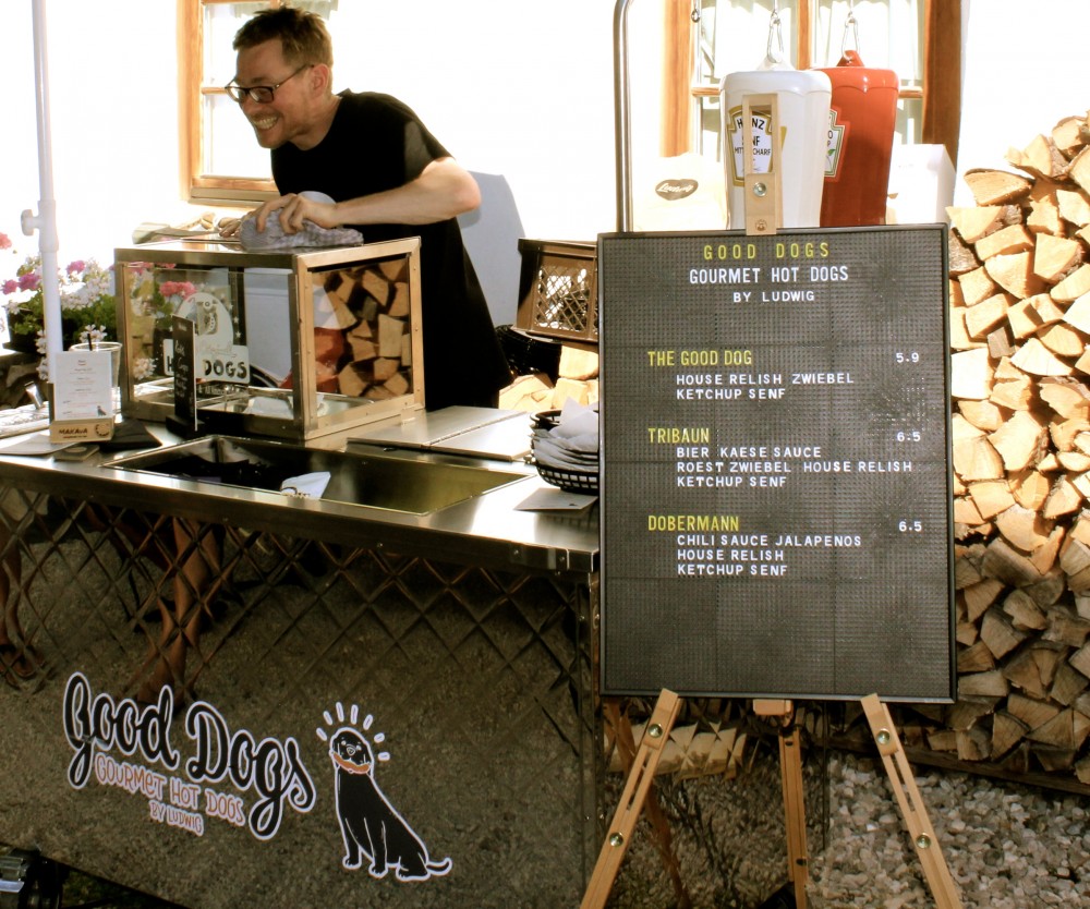 "Good-Dogs" serviert das Innsbrucker Burgerlokal Ludwigs beim Foodmarket. Foto: Kristina Erhard