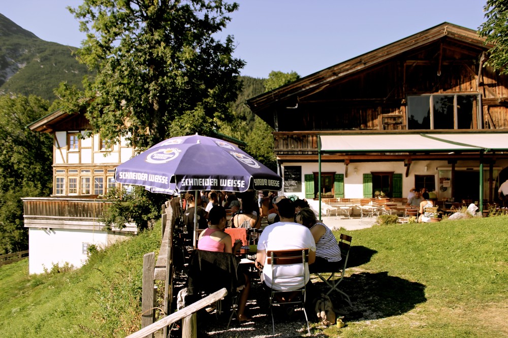 Die Roferstub'm liegt hoch über Telfs am Eingang der Leutasch. Foto: Kristina Erhard