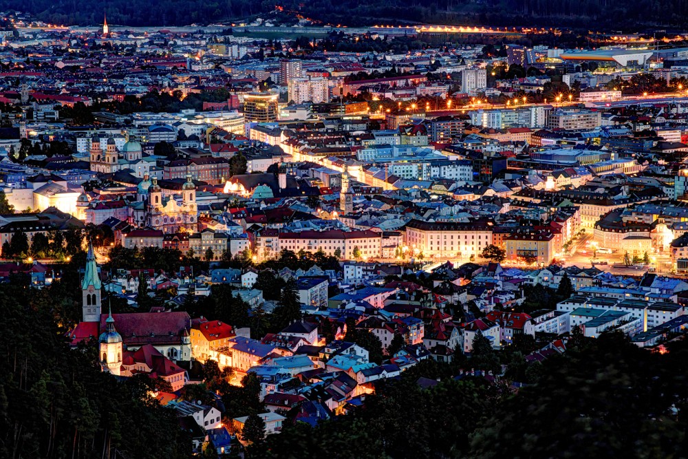 Innsbrucks Altstadt bei Nacht @Danijel Jovanivic