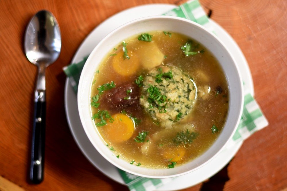 Die Knödelsuppe ist Alexandreas Spezilaität. Viele Gäste gehen dort mittags auf eine Suppe. Foto: Vil Joda.