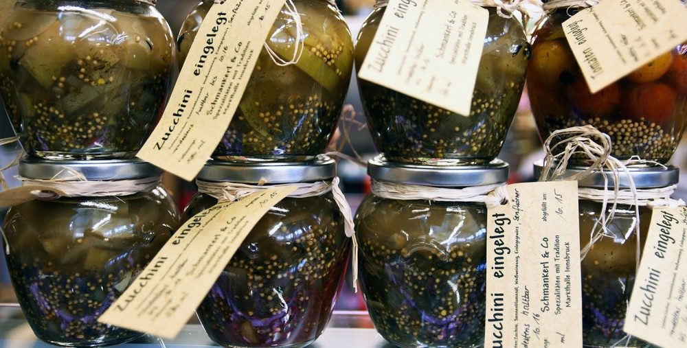 Eingelegte Zucchini sind Alberts Experimentergebnis. Ich finde es gelungen. Foto: Vil Joda.