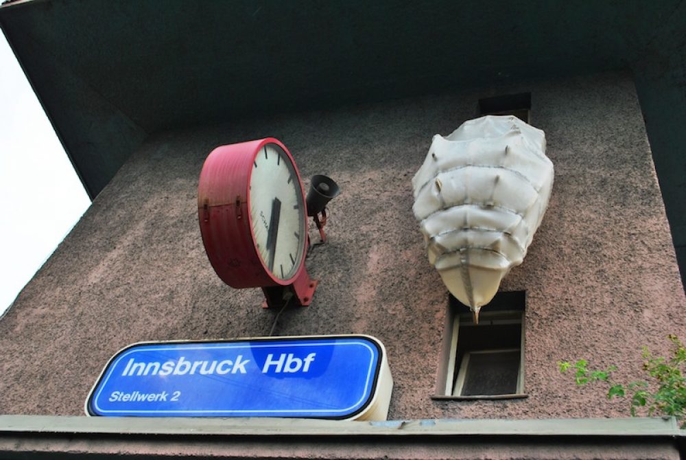 Vor dem Eingang - die alte Bahnhofuhr und ein selbstgebautes "Kokon"...