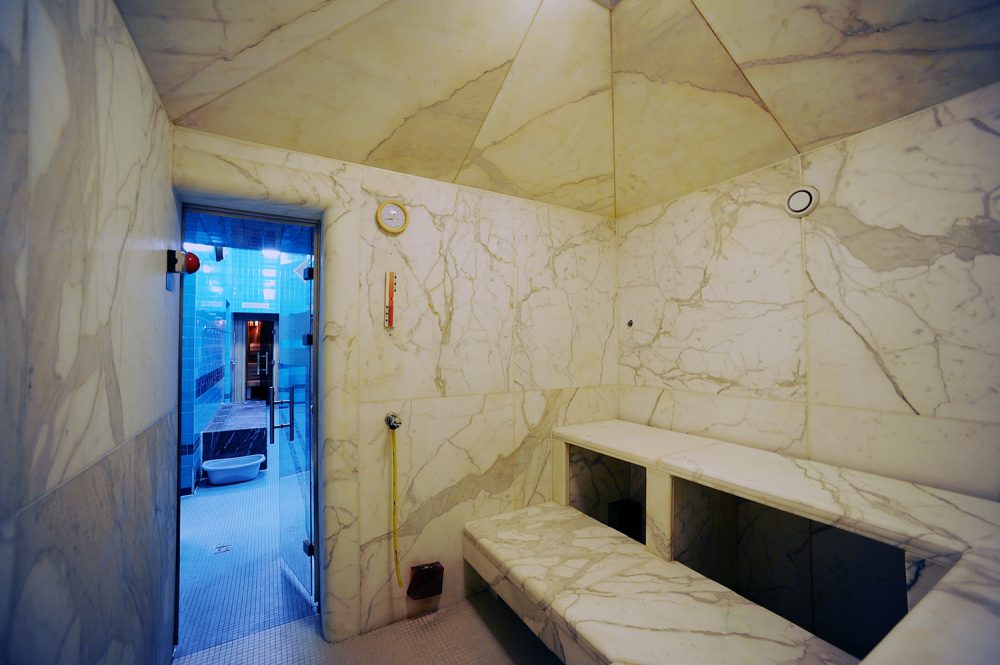 Il marmo bianco del bagno turco richiama le terme romane. La temperatura è più bassa rispetto a quella della sauna ma l’umidità è maggiore - salutare per i bronchi. Foto: IKB