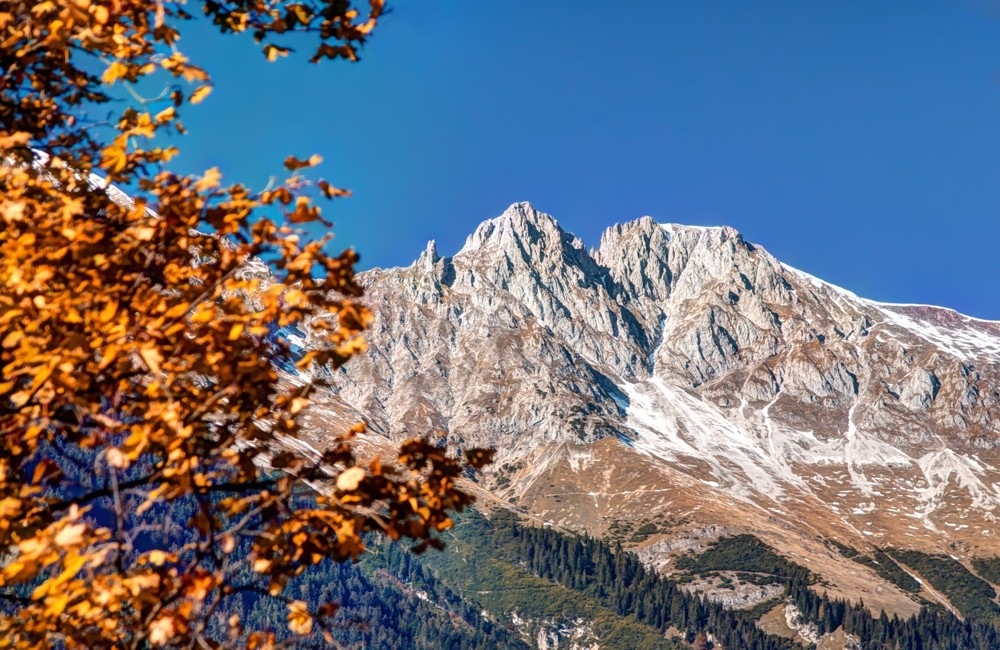 Frau Hitt wacht über das herbstliche Innsbruck.