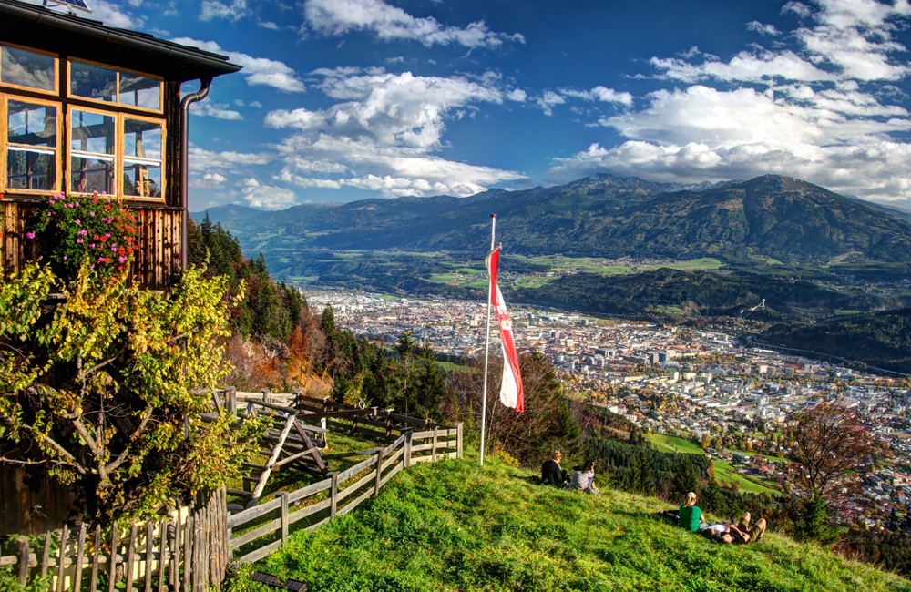 Vom Rauschbrunnen aus erblickt man die ganze Stadt.