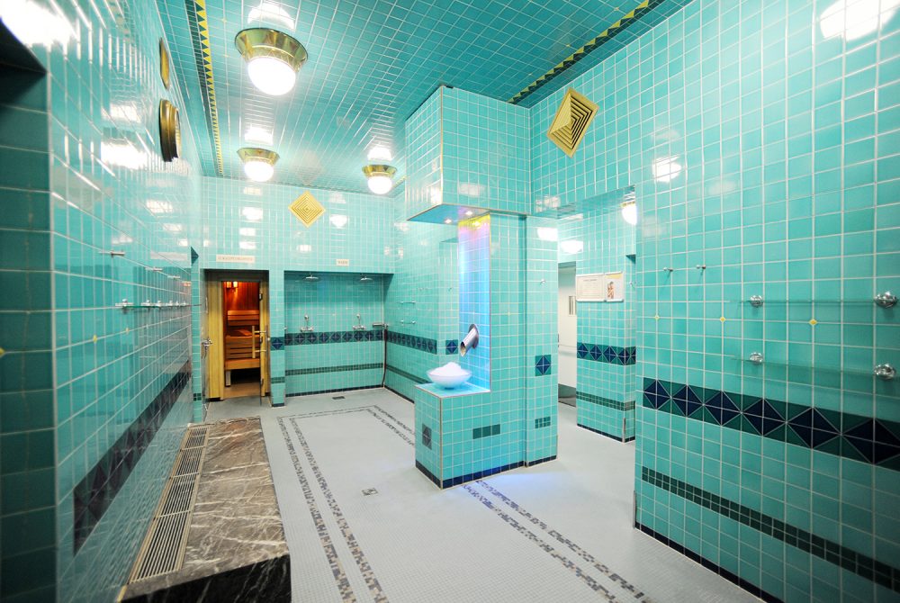 Nell’unico bagno turco in stile Liberty di Innsbruck troverete: piastrelle turchesi, pietra grigia e marmo di Kramsach rosso. Foto: IKB