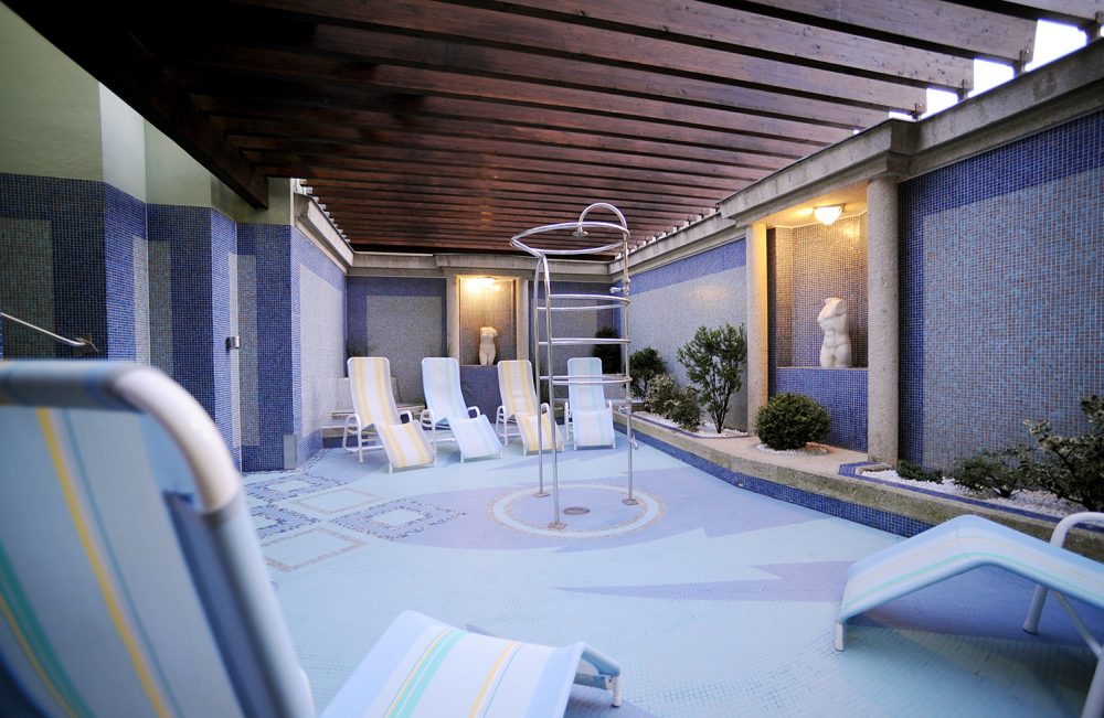 Anche in inverno si può fare una breve pausa nel patio all’aria aperta dopo un Aufguss, che non ci farà sentire il freddo. In primavera, estate e autunno ci si può qui rilassare più a lungo. Foto: IKB