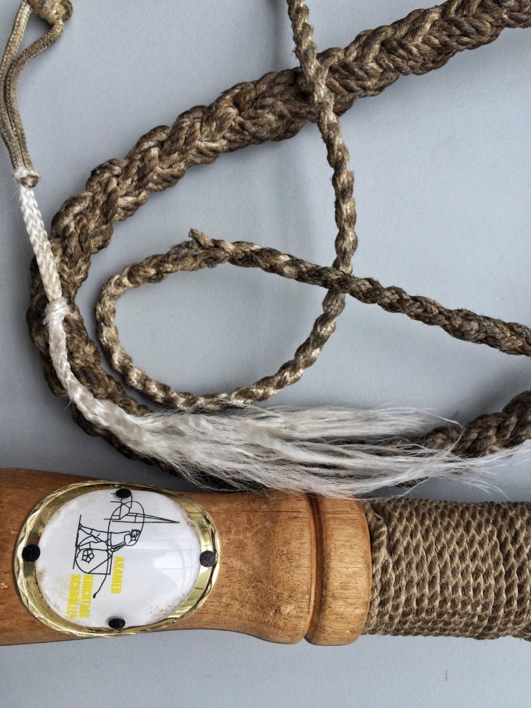 Details einer Goaßl: der Griff kann für einhändig und beidhändig geschwungene Goaßln ausgestaltet sein. Die Schnur ist kunstvoll geflochten und endet im "Schmitz", dem ausgefransten Endstück der Schnur, das durch die Überschallgeschwindigkeit beim goaßln den lauten Knall verursacht.