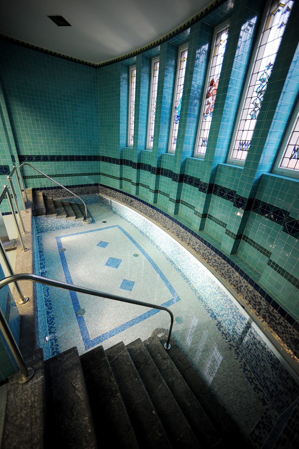 L’acqua, blu oltreoceano, della piscina fredda è un’ancora di salvezza dopo un Aufguss. Foto: IKB