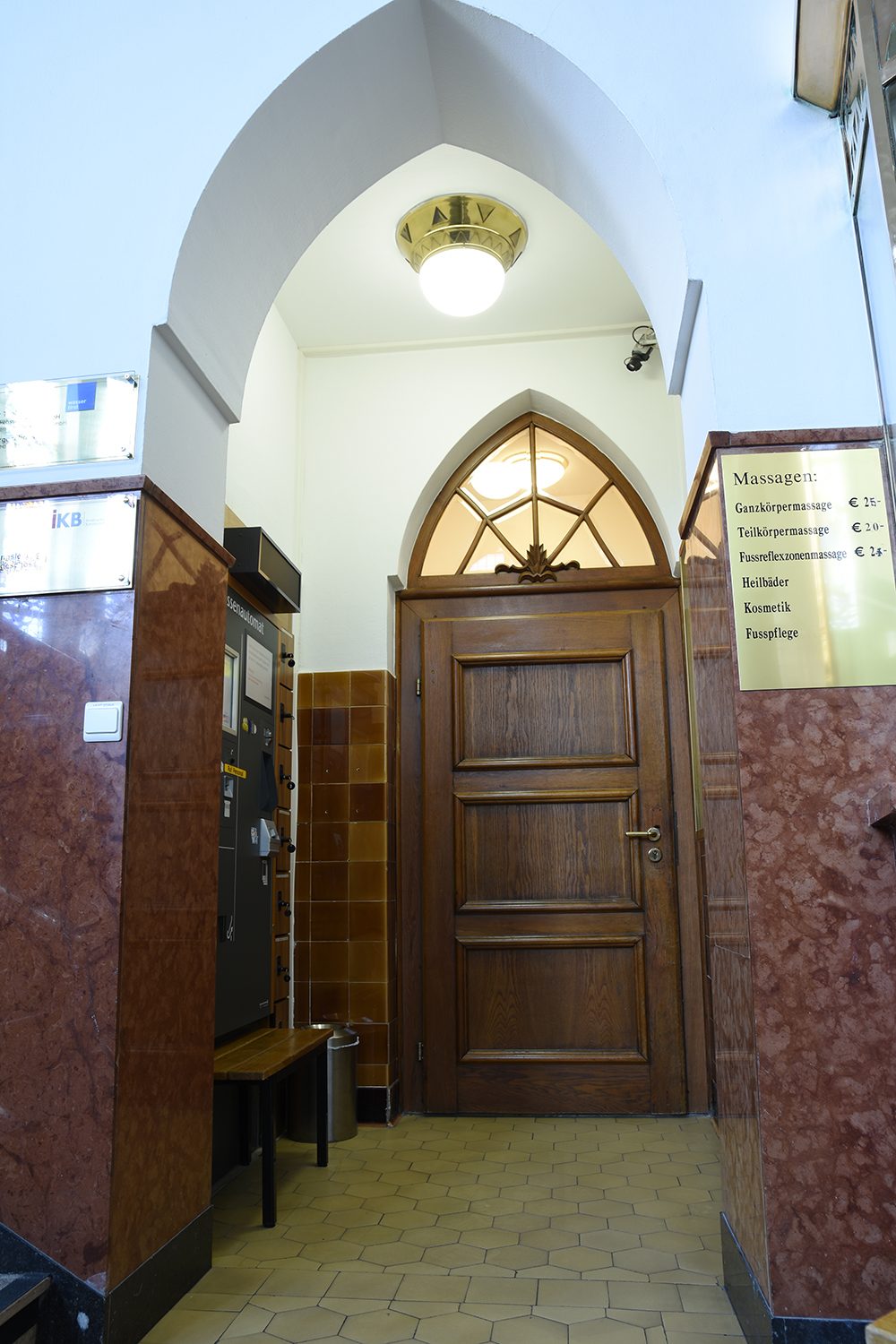 La pesante porta con arco ogivale si trova a fianco della cassa self-service. Foto: Vil Joda.