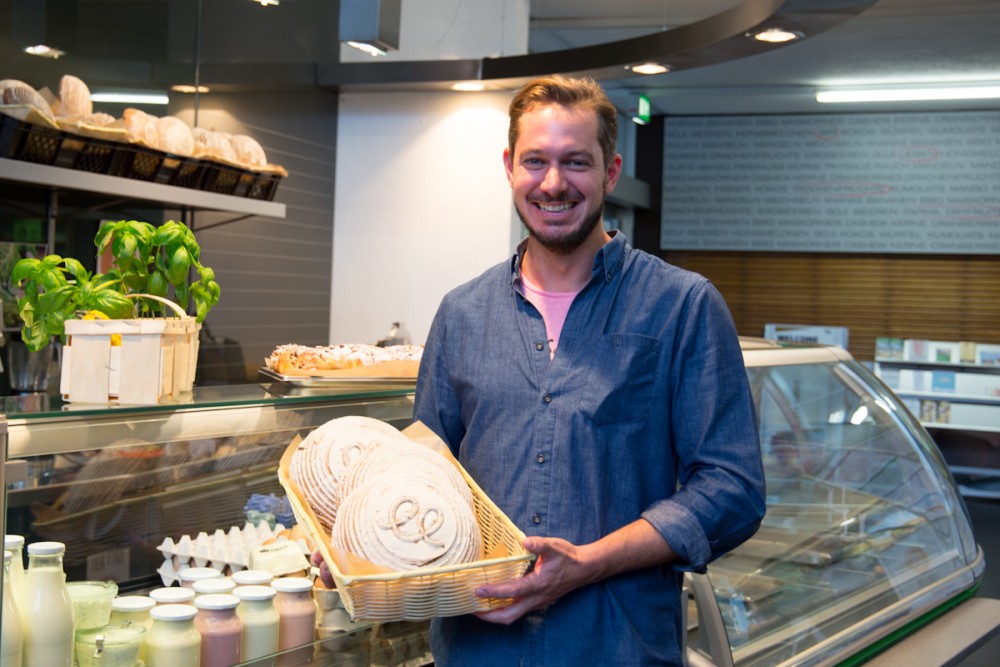 Georg Dominguez mit einem Laib L&L Brot.