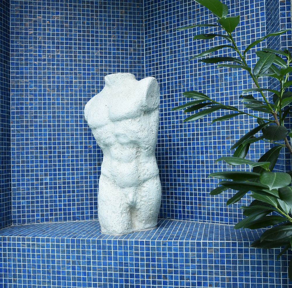 Nudo di uomo in stile Liberty della zona all’aperto. Foto: Vil Joda.