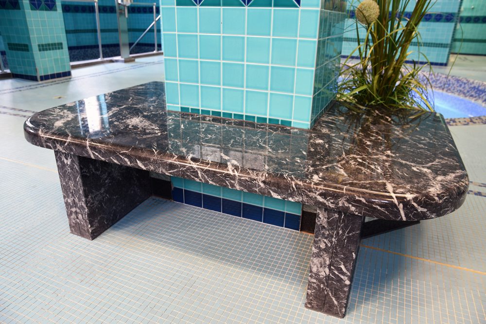 Trovo che la pesante panca in marmo sia semplicemente fantastica. Foto: Vil Joda.