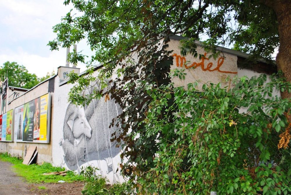 Versteckt neben der Olympiabrücke hinter dichtem Gebüsch - das Motel