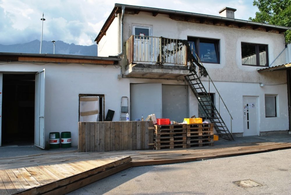 Obenauf die Räumlichkeiten von Krater Fajan