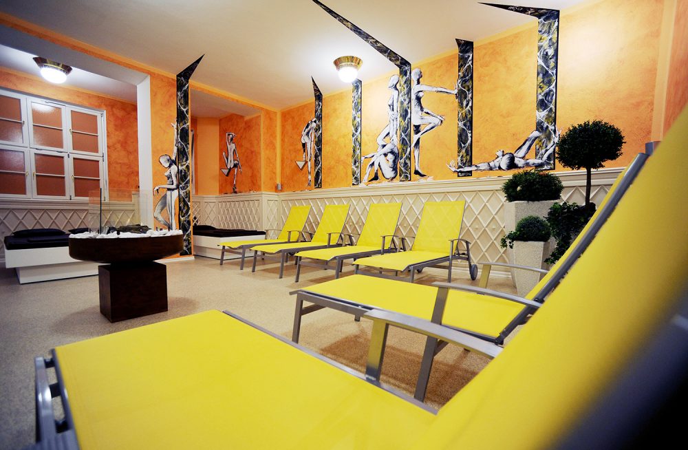 Secondo me l’artista, contemporaneo tirolese, ha dato un’interpretazione personale dello stile Liberty. Per essere una zona relax i colori sono troppo chiassosi e le forme appuntite non trasmettono tranquillità. In questo caso non è stata resa giustizia allo stile Liberty. Foto: IKB