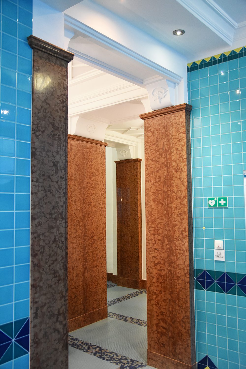 Le colonne in marmo di Kamsach portano un capitello decorato da bei rilievi in stucco. Foto: Vil Joda.