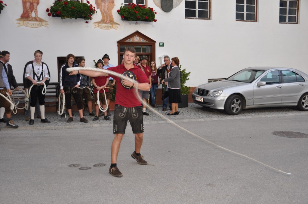In Axams wird der wunderschöne Brauch des Schnöllns hoch gehalten. Am Kirchtag ziehen die Schnöller das letzte Mal durchs Dorf. Erst nach Dreikönig geht's dann weiter.