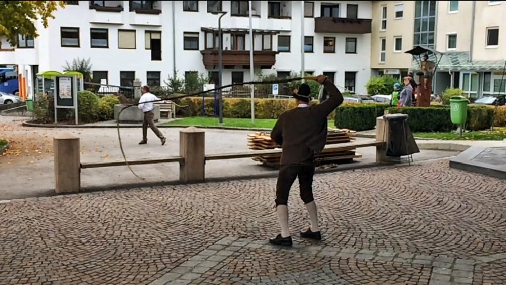 Zweierschnölln, vorgeführt von zwei Großmeistern der Axamer Schnöllerkunst.