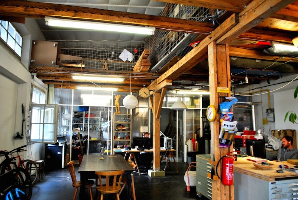 Die tortenwerkstatt von innen mit Blick auf die Werkstatt gerade aus