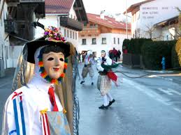 Die Tuxer - sicher eine der interessantesten Fasnacht-Figuren der Alpen - führen eine Goaßl mit sich.
