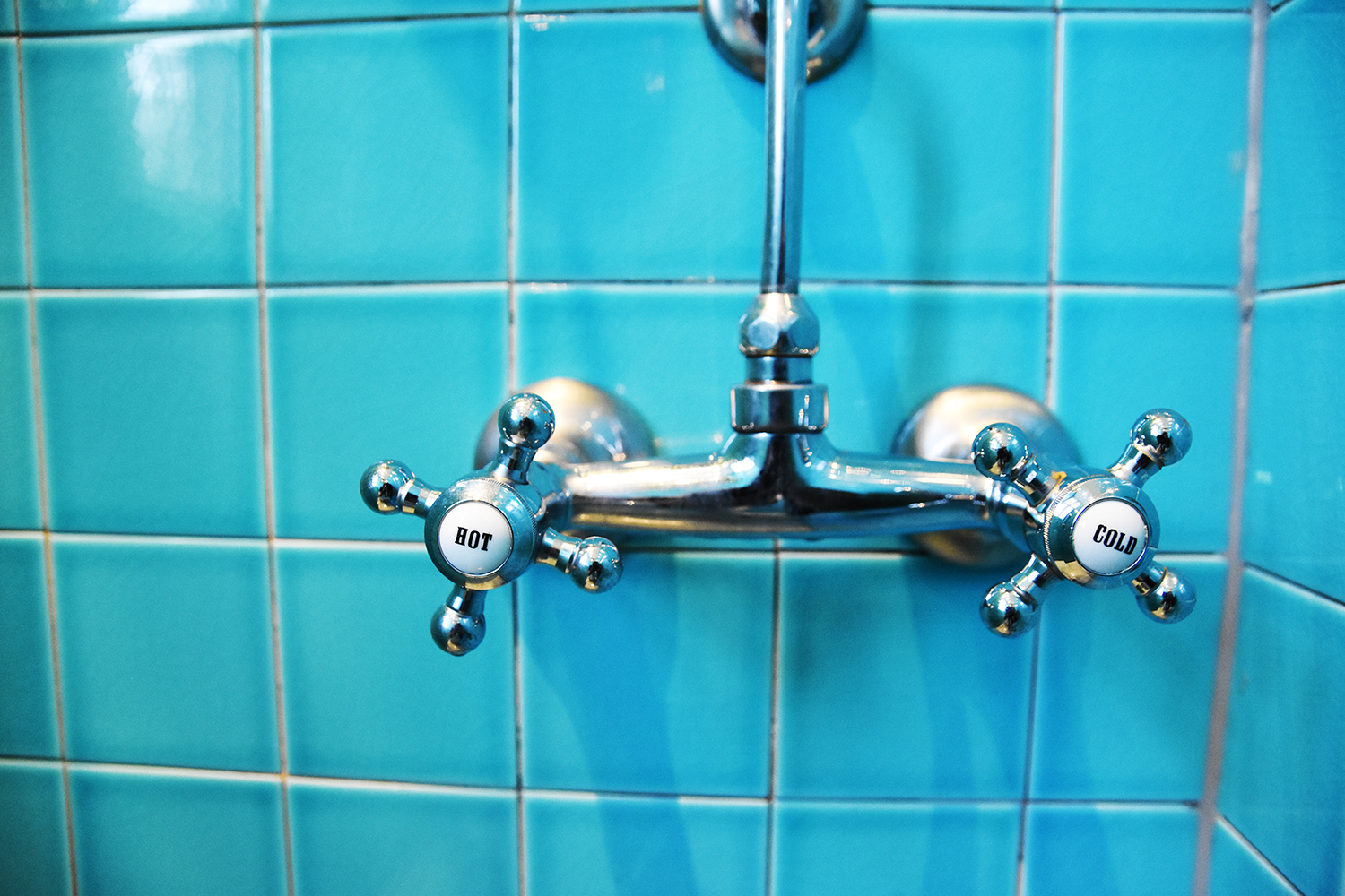 Nostalgici rubinetti di vecchia scuola nelle docce. Foto: Vil