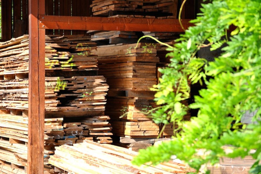 Jede Menge Holz wartet darauf zu einzigartigen Möbeln verarbeitet zu werden...