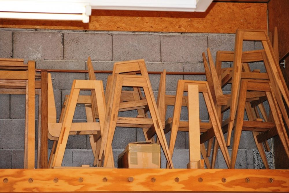 Frisch produzierte Stühle - es fehlt nur noch jeweils ein Lederpolster auf der Sitzfläche