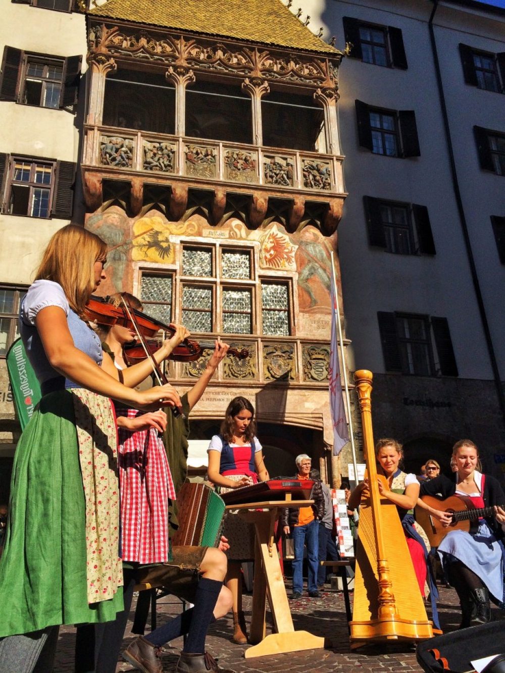 Sieben junge Frauen und ein junger Bursche: das ist Ybbsfeldstreich. Eine Gruppierung, die Volksmusik auf bereits sehr hohem Niveau darbietet.
