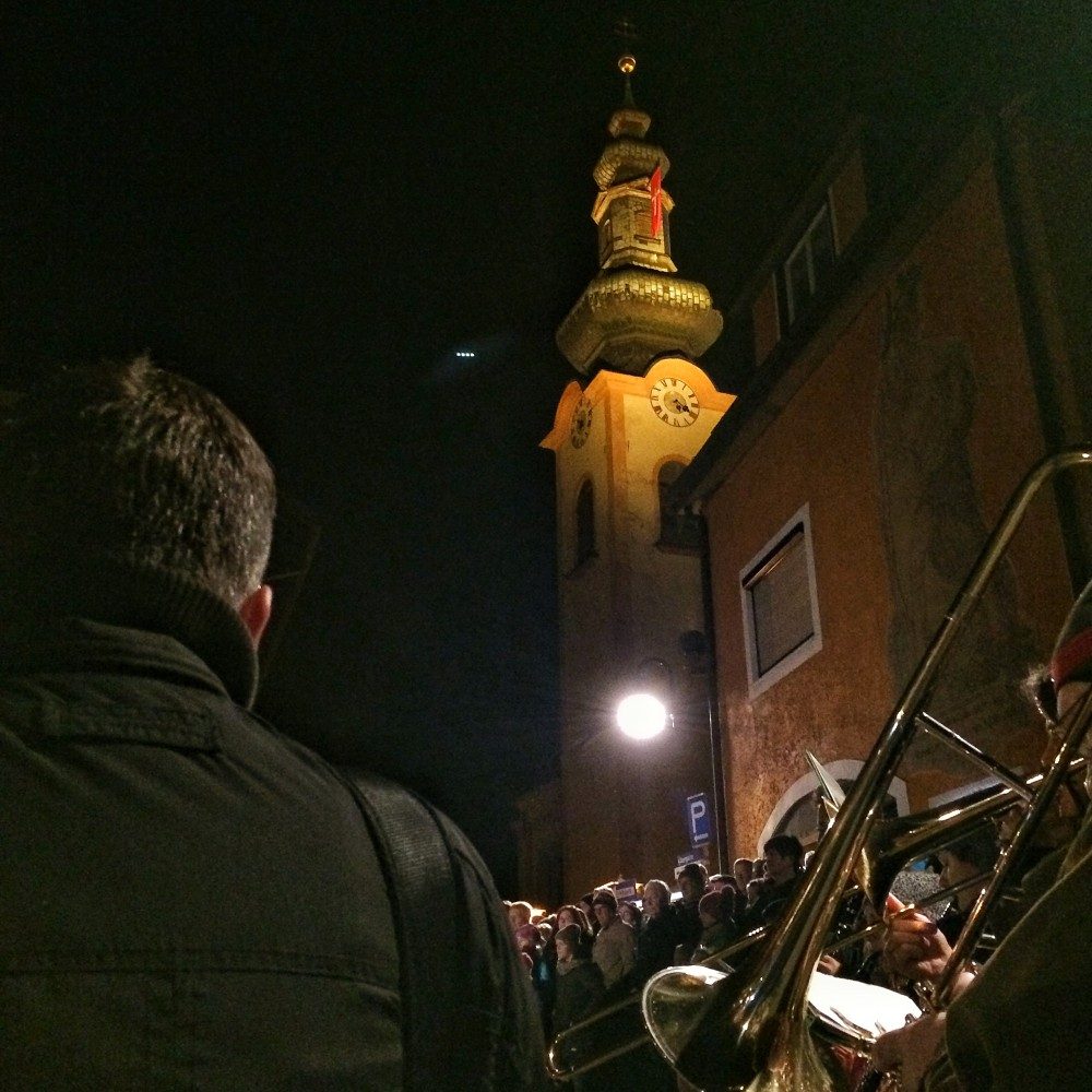 Am Kirchplatz wird die 2. Strophe des Zachäus- und des Kirchtagsliedes mit Unterstützung einer Bläsergruppe dargeboten.