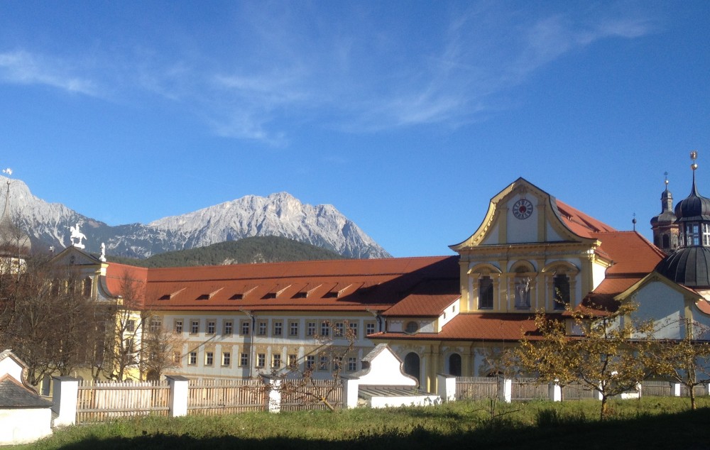 L'abbazia cistercense Stift Stams, Tirolo. A destra l'ingresso della basilica. Foto di Laura Manfredi.