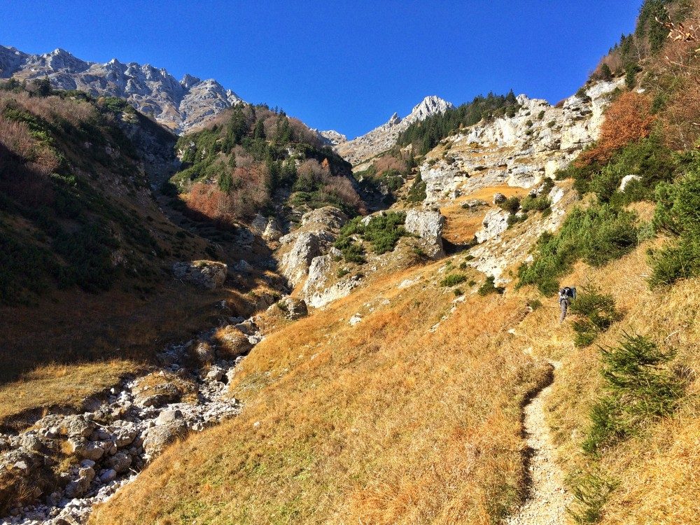 Der Ausgangspunkt einer schweißtreibenden Wanderung zu den Knappenlöchern beginnt im Höttinger Graben und endet auf der Höttinger Alm.