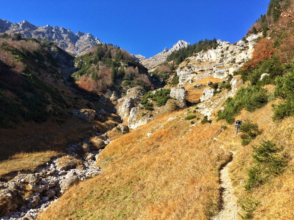 Der Ausgangspunkt einer schweißtreibenden Wanderung zu den Knappenlöchern beginnt im Höttinger Graben und endet auf der Höttinger Alm.