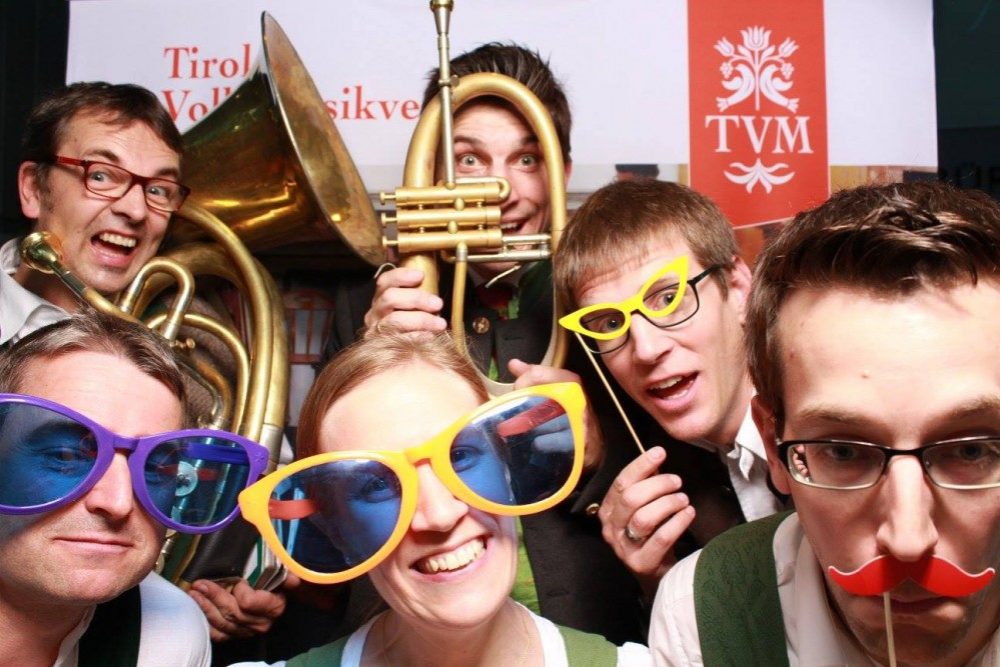 Die Gramartmusig hatte in der Selfie-Box sichtlich Spaß und gute Laune. Bild: © Tiroler Volksmusikverein