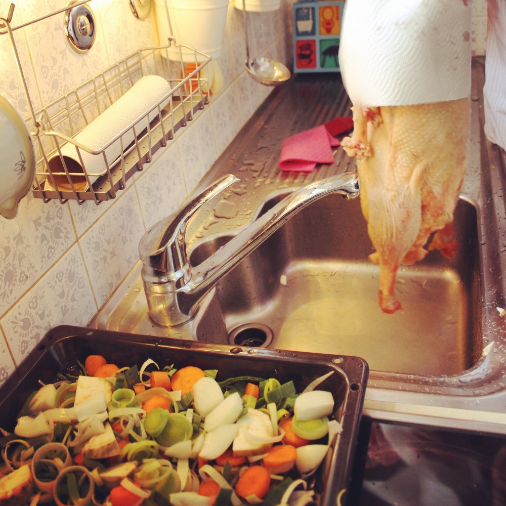 Die Gans gehört mal zuerst gewaschen. Auf dem Backblech seht ihr frisch geschnipseltes Gemüse, dass dann mal zu einer Sauce püriert wird. Aber erst nach der Bratzeit der Gans, denn das Gänsefett soll brav auf das Gemüse tröpfeln. Dann schmeckt es besser. Ja, richtig gehört. Foto: Kristina Erhard
