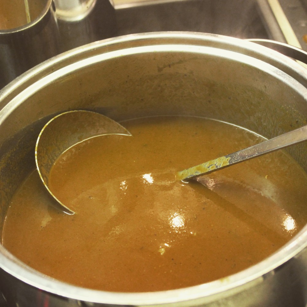 Das Gemüse auf das während der ganzen Bratzeit das Gänsefett getropft ist, wird nun püriert, mit Alkohol (Sic!), gekauftem Gänsefond und soweiter abgeschmeckt. Foto: Kristina Erhard