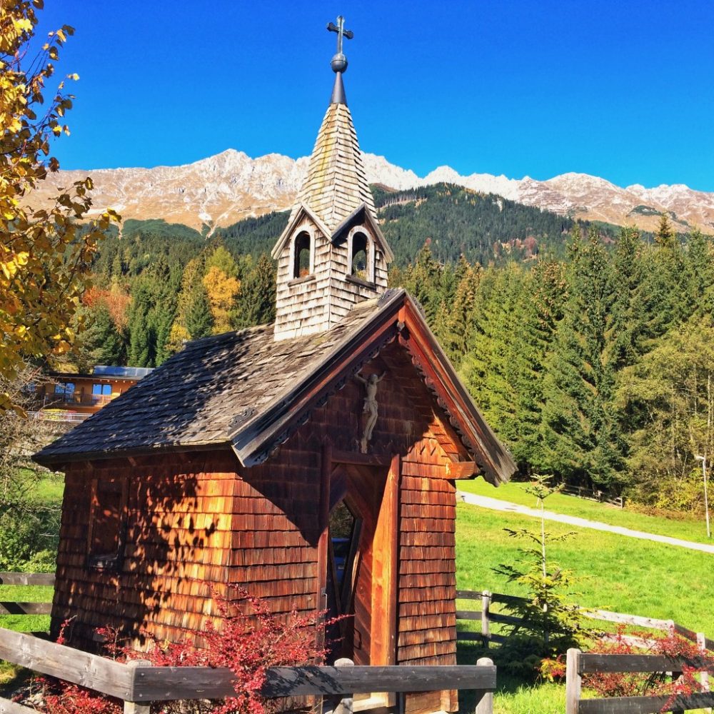 Die wunderschöne Kapelle in Gramart vor dem grandiosen Hintergrund der Nordkette belohnte mich für die Suche nach der erzhaltigen Vergangenheit Innsbrucks.