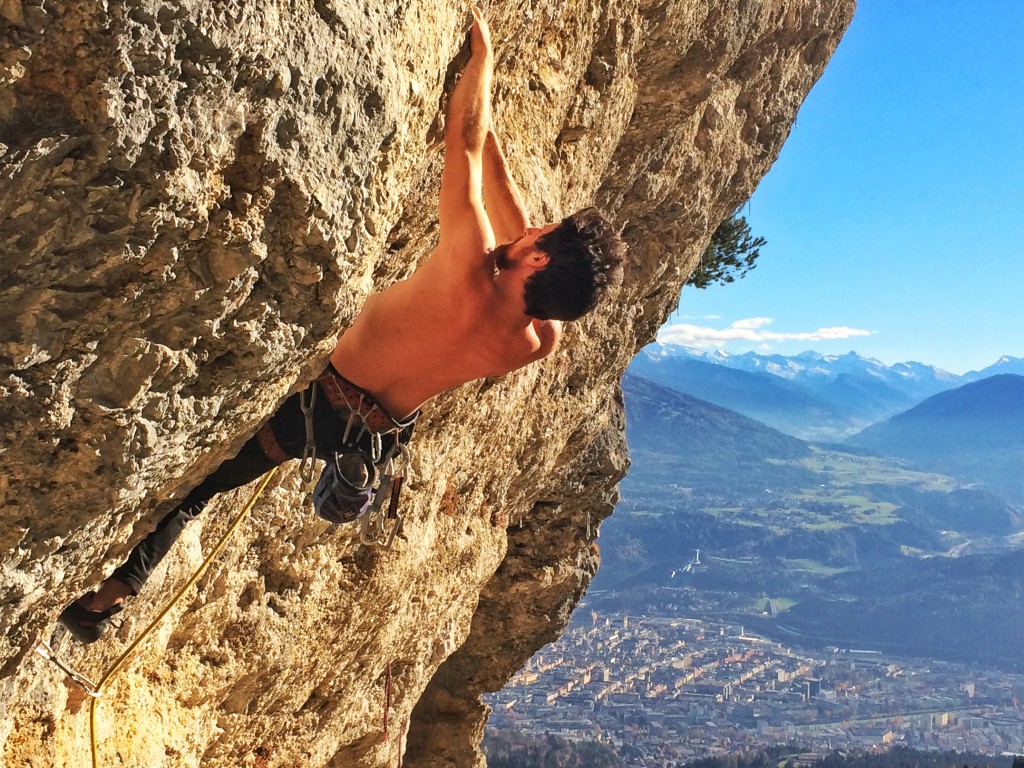 Stefano, der Kletterer aus Ritten in Südtirol bezwingt gerade die überhängenden Felsen.