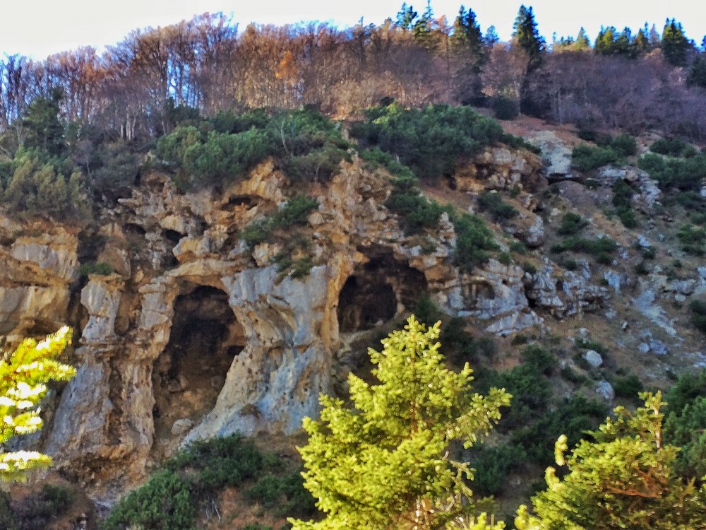 Die Reste der einstigen Bergbautätigkeit sind Dokumente der ungeheuren Anstrengungen von Bergknappen in der Hoffnung auf den schnellen Reichtum.
