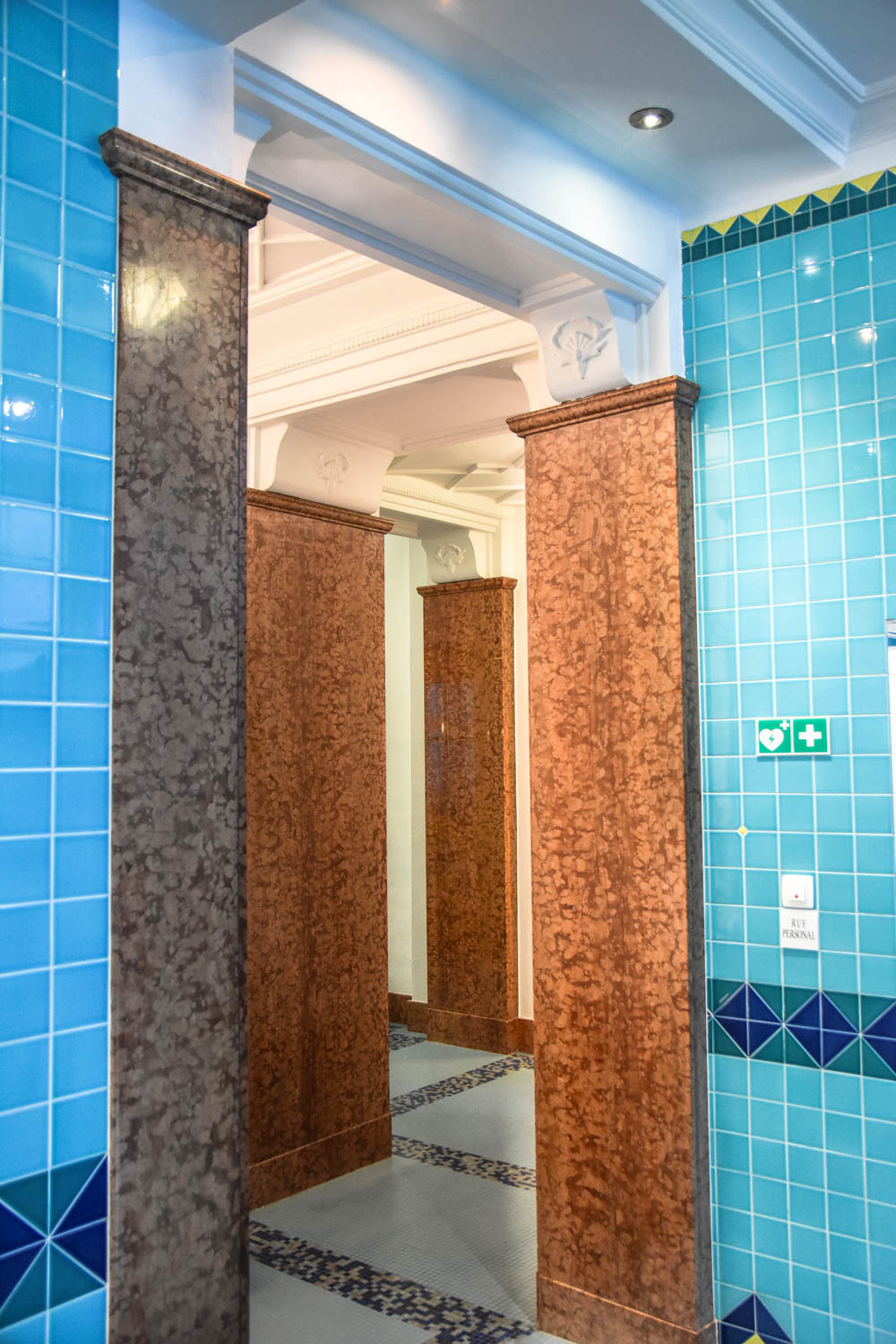 Die Säulen aus Kramsacher Marmor ziert ein Kapitell (Säulenkopf) mit schönen Stuckaturen. Foto: Vil Joda.