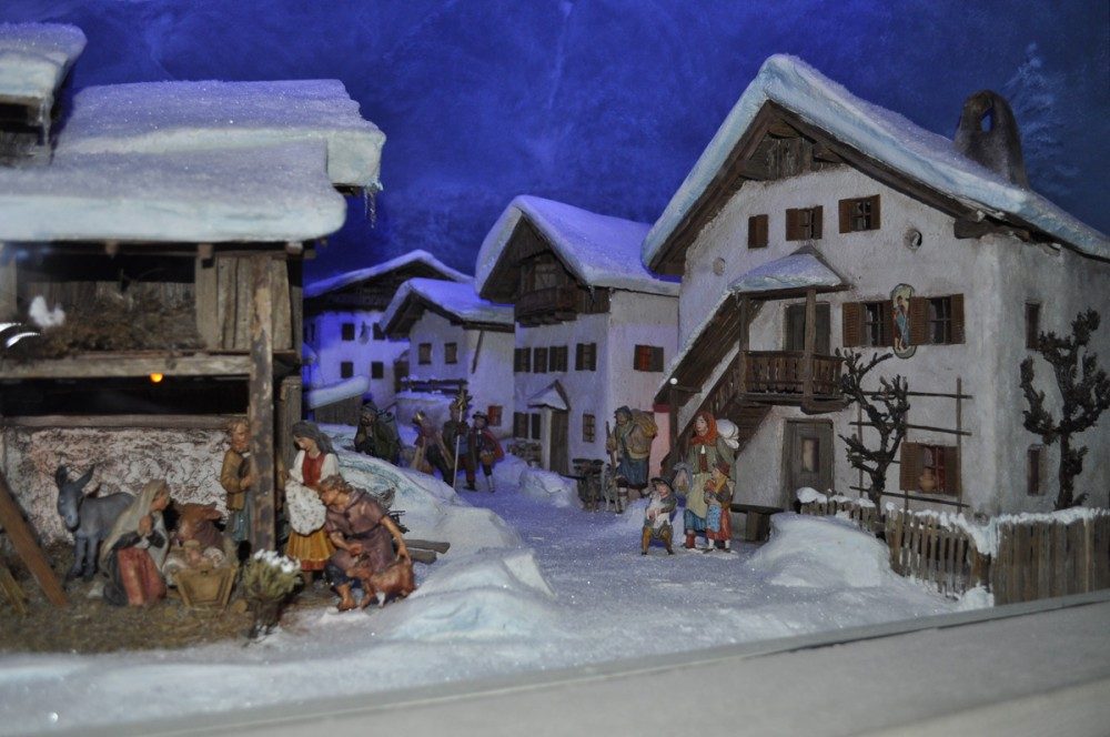 Dorfgasse Wildermieming nach einer alten Ansicht; Gestaltung: Erwin Auer; Figuren: Gröden; Hintergrundmalerei: Walter Grach