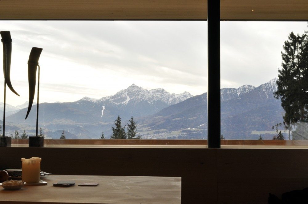 Das Panoramafenster eröffnet eine herrliche Aussicht. 