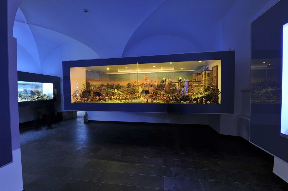 Il presepe Gasser-Thomsen (dal nome del proprietario) ha figure di cera con abiti in stoffa (18° e 19° secolo) in mostra al Tiroler Volkskunstmuseum di Innsbruck fino al 2 febbraio 2016. Foto c Johannes Plattner.
