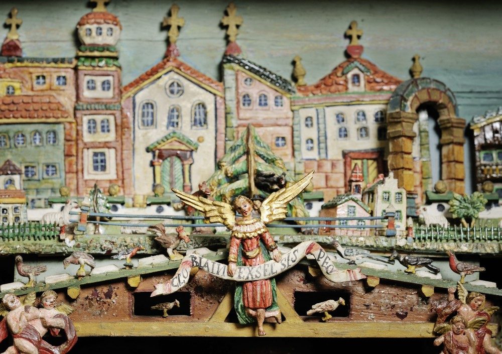 Dettaglio del presepe Alpbacher (seconda metà del 1900) in mostra al Tiroler Volkskunstmuseum di Innsbruck fino al 2 febbraio 2016. Foto c Johannes Plattner.