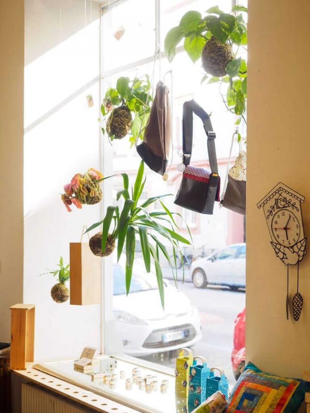 Liebevoller Schmuck, Taschen und Mosslinge im Endlich Store in Dreiheiligen. Foto: Simon Posch