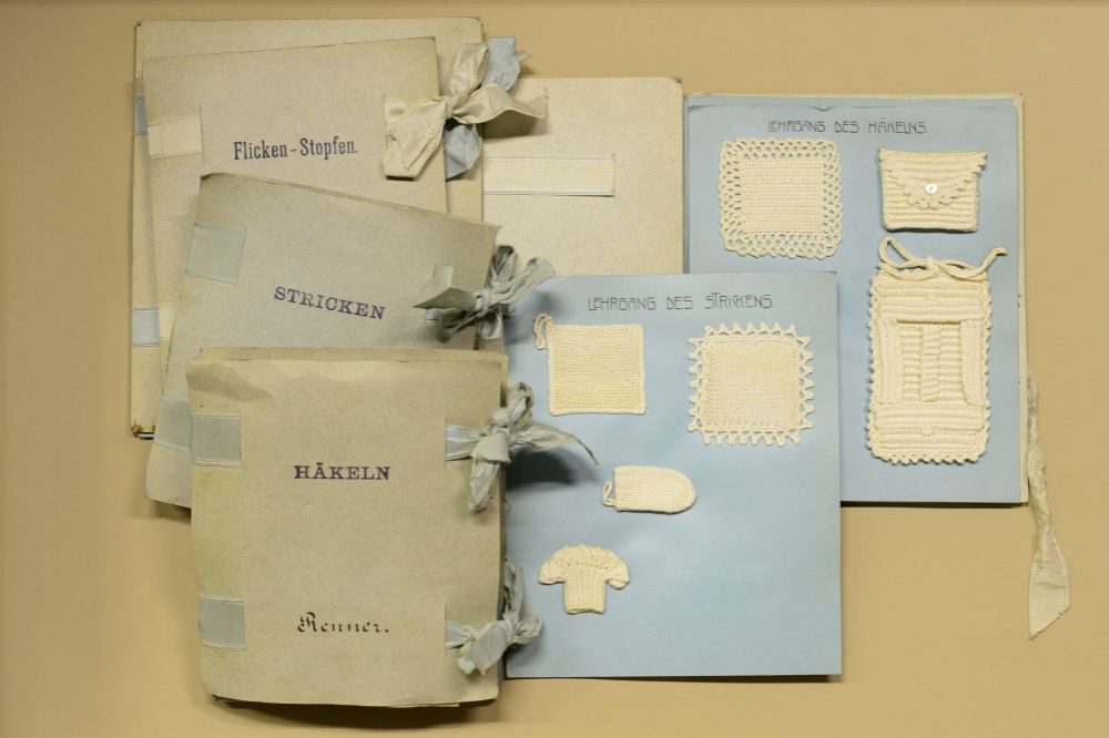 Quaderni di lavori manuali, prima metà del ventesimo secolo, "Was Hänschen nicht lernt…", Zeughaus Innsbruck TLMF © Wolfgang Lackner