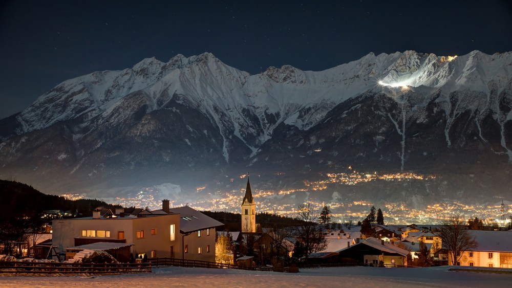 Im Dunkel der Nacht? Fehlanzeige. Mit Schnee und Mondschein glänzen die Nordkette auch nachts.