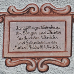 Die mickrige Gedenkinschrift am Geburtshaus Winklers Die Gedenktafel bzw. das Gedenkfresko am Geburtshaus von Franz Winkler