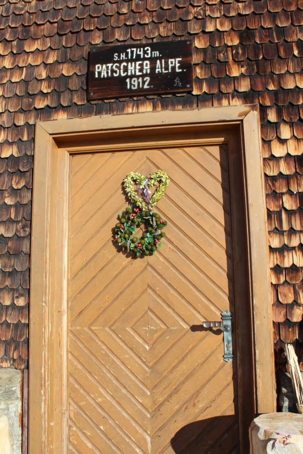 Üner hunder Jahre Patscher Alm, ein paar Jahre Wolfi. Wohl einer der letzten Geheimtipps auf dem Innsbrucker Hausberg Patscherkofel. Foto: Kristina Erhard